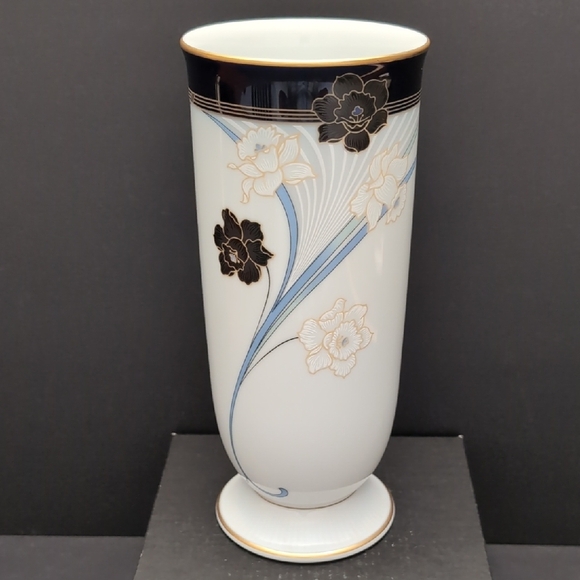VGT,Legacy by Noritake Footed Black/White Porcelain Vase with Daffodils. - Picture 1 of 11